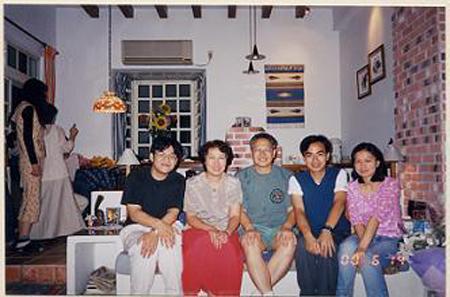 2000 (10).jpg - Jun 14, 2000 迎新送舊活動(老師家中聚餐) [Lab newcomer welcome party (Prof. Shiau's house)]-2