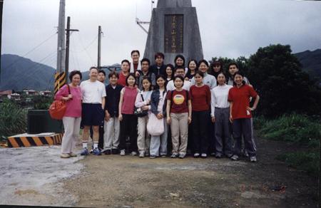 2001 (1).jpg - Apr 7, 2001 實驗室出遊-基隆山之旅(出發前) [Lab. tour (Mountain Keelung)]-1