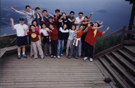 2001 (2).jpg - Apr 7, 2001 實驗室出遊-基隆山之旅(登頂後) [Lab. tour (Mountain Keelung)]-2