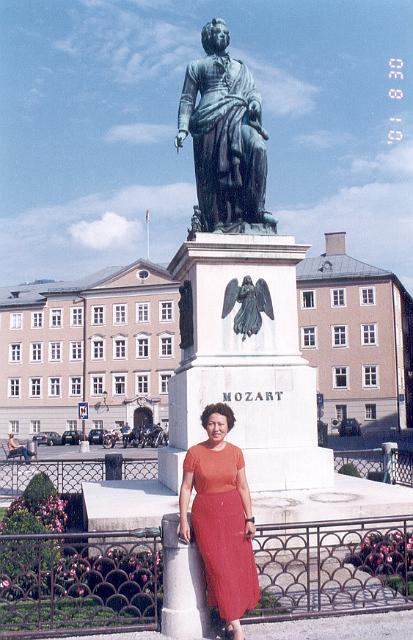 2.jpg - Aug 23-Sep 2, 2001 第17屆國際營養大會(17th ICN)會後莎爾斯堡行 (莎爾斯堡 奧地利) [Trip to Salzburg (Salzburg, Republic of Austria)]-7