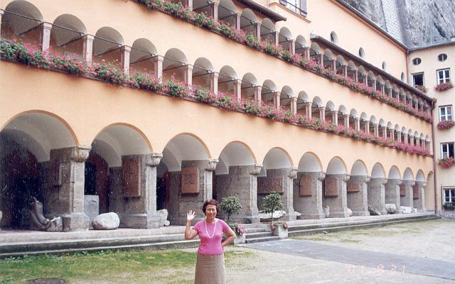 68jpg.jpg - Aug 23-Sep 2, 2001 第17屆國際營養大會(17th ICN)會後莎爾斯堡行 (莎爾斯堡 奧地利) [Trip to Salzburg (Salzburg, Republic of Austria)]-19
