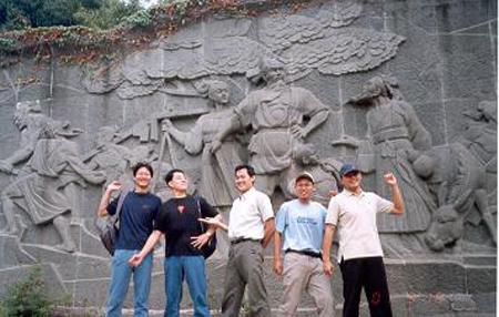 2001 (18).jpg - Sep 16-24, 2001 第4屆世界華人魚蝦營養學術研討會(4th SWCSNFFS)會後旅遊(武漢東湖遊)(中國大陸，湖北武漢) [Trip to Wuhan, Hubei, China]-9