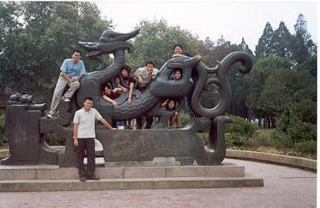 2001 (19).jpg - Sep 16-24, 2001 第4屆世界華人魚蝦營養學術研討會(4th SWCSNFFS)會後旅遊(武漢東湖遊)(中國大陸，湖北武漢) [Trip to Wuhan, Hubei, China]-10