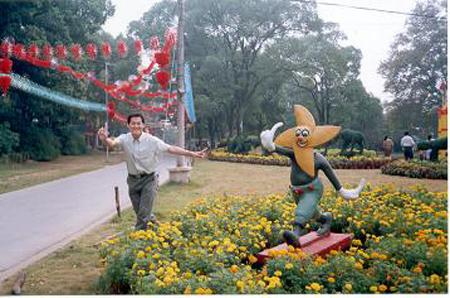 2001 (20).jpg - Sep 16-24, 2001 第4屆世界華人魚蝦營養學術研討會(4th SWCSNFFS)會後旅遊(武漢東湖遊)(中國大陸，湖北武漢) [Trip to Wuhan, Hubei, China]-11