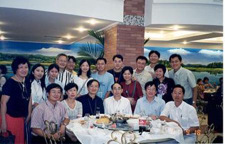 2001 (24).jpg - Sep 16-24, 2001 第4屆世界華人魚蝦營養學術研討會(4th SWCSNFFS)(晚宴)(中國大陸，湖北武漢大學) [4th SWCSNFFS, Hubei, China]-15