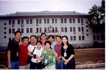 2001 (29).jpg - Sep 16-24, 2001 第4屆世界華人魚蝦營養學術研討會(4th SWCSNFFS)參觀中科院水生所(中國大陸，湖北) [4th SWCSNFFS, Hubei, China]-20