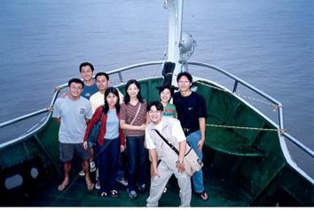 2001 (3).jpg - Sep 16-24, 2001 第4屆世界華人魚蝦營養學術研討會(4th SWCSNFFS)會後長江三峽遊(長江風情畫之船頭)(中國大陸，湖北) [Trip to Three Gorges, Hubei, China]-1
