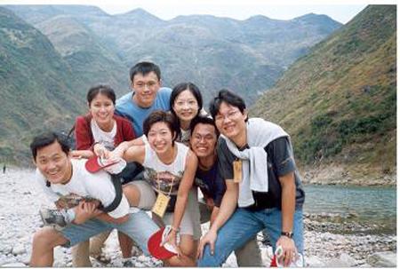 2001 (5).jpg - Sep 16-24, 2001 第4屆世界華人魚蝦營養學術研討會(4th SWCSNFFS)會後長江三峽遊(小三峽盡頭)(中國大陸，湖北) [Trip to Three Gorges, Hubei, China]-3