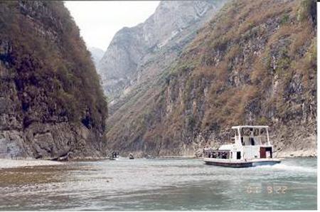 2001 (7).jpg - Sep 16-24, 2001 第4屆世界華人魚蝦營養學術研討會(4th SWCSNFFS)會後長江三峽遊(小三峽渡輪)(中國大陸，湖北) [Trip to Three Gorges, Hubei, China]-5