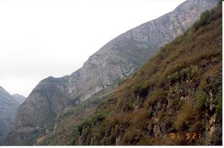 2001 (9).jpg - Sep 16-24, 2001 第4屆世界華人魚蝦營養學術研討會(4th SWCSNFFS)會後長江三峽遊(小三峽內神女峰)(中國大陸，湖北) [Trip to Three Gorges, Hubei, China]-7