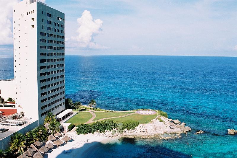 F1050028.JPG.JPG - Aug 28-Sep 9, 2002 墨西哥坎昆(Cancun) (WAS Board Meeting & AguaMar Conference)-7
