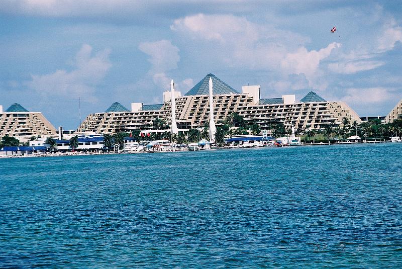 F1060029.JPG.JPG - Aug 28-Sep 9, 2002 墨西哥坎昆(Cancun) (WAS Board Meeting & AguaMar Conference)-23