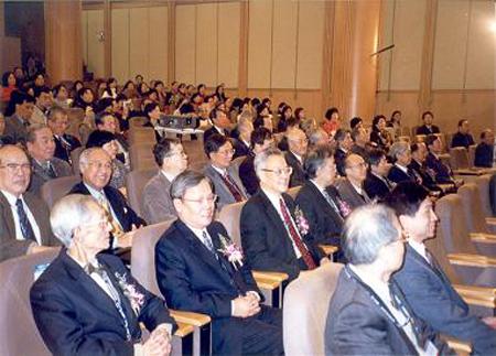 2002 (16).jpg - Dec 27, 2002 教育部終身國家講座教授頒獎典禮(圓山飯店) [National Endowed Chair Professorship Award (Grand Hotel)]-2