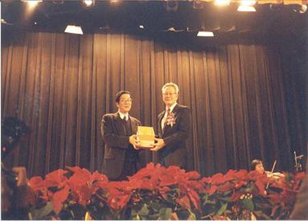 2002 (19).jpg - Dec 27, 2002 教育部終身國家講座教授頒獎典禮(圓山飯店) [National Endowed Chair Professorship Award (Grand Hotel)]-5