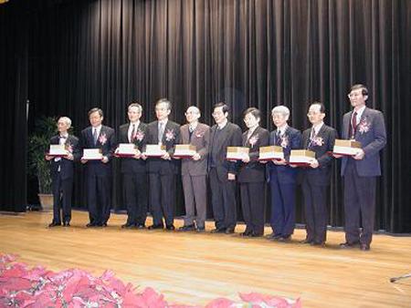 2002 (20).jpg - Dec 27, 2002 教育部終身國家講座教授頒獎典禮(圓山飯店) [National Endowed Chair Professorship Award (Grand Hotel)]-6