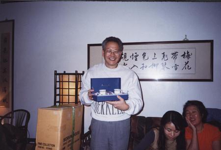 2002 (29).jpg - Jan 10, 2002 老師生日慶生會(老師家) [Birthday Party for Prof. Shi-Yen Shiau (Prof. Shiau's house)]-3