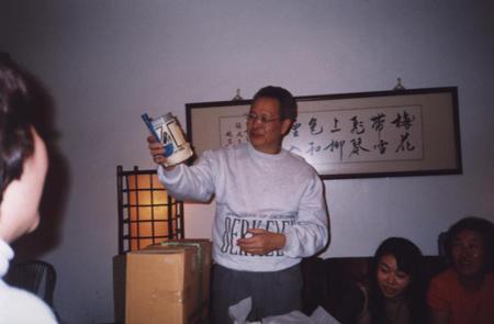 2002 (31).jpg - Jan 10, 2002 老師生日慶生會(老師家) [Birthday Party for Prof. Shi-Yen Shiau (Prof. Shiau's house)]-4