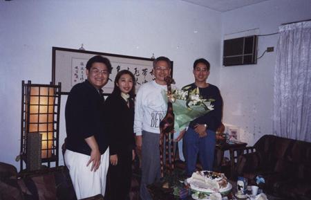 2002 (33).jpg - Jan 10, 2002 老師生日慶生會(老師家) [Birthday Party for Prof. Shi-Yen Shiau (Prof. Shiau's house)]-5