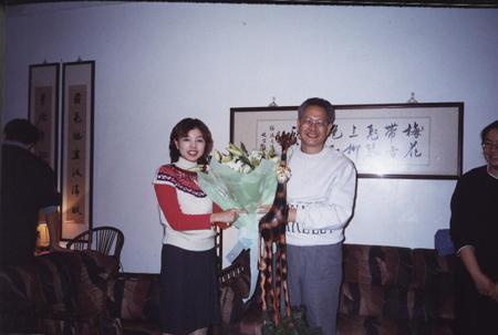 2002 (34).jpg - Jan 10, 2002 老師生日慶生會(老師家) [Birthday Party for Prof. Shi-Yen Shiau (Prof. Shiau's house)]-6