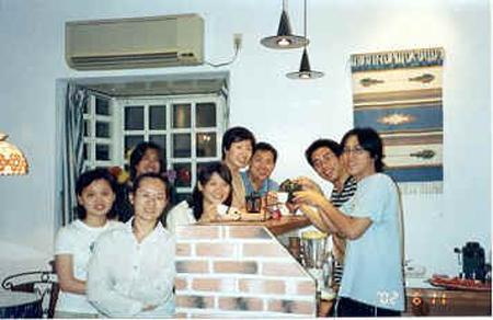 2002 (1).jpg - Jun 11, 2002 迎新送舊(老師家) [Lab newcomer welcome party (Prof. Shiau's house)]-1
