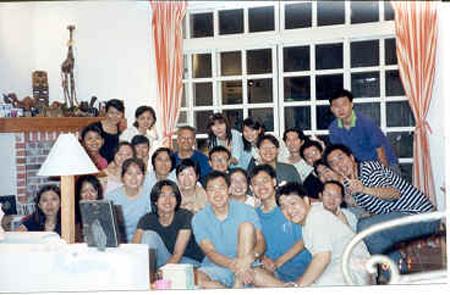 2002 (4).jpg - Jun 11, 2002 迎新送舊(老師家) [Lab newcomer welcome party (Prof. Shiau's house)]-5