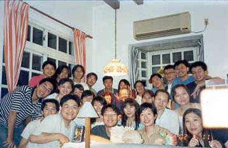 2002 (5).jpg - Jun 11, 2002 迎新送舊(老師家) [Lab newcomer welcome party (Prof. Shiau's house)]-6