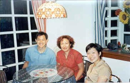 2002 (6).jpg - Jun 11, 2002 迎新送舊(老師家) [Lab newcomer welcome party (Prof. Shiau's house)]-3
