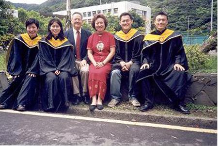 2002 (10).jpg - May 22, 2002 畢業典禮 [Graduation]-4