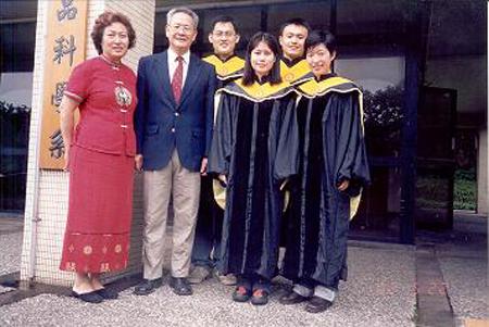 2002 (9).jpg - May 22, 2002 畢業典禮 [Graduation]-3