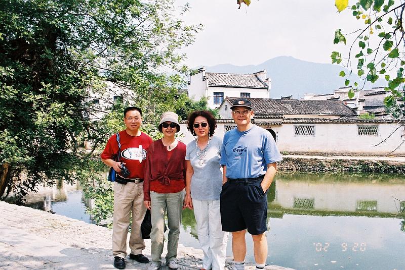 F1070017.JPG.JPG - Sep 14-21, 2002 安徽黃山 (2002年魚類學會青年學者學術研討會) (歙縣, 黟縣, 宏村, 西遞, 棠越牌坊, 屯溪, 翡翠谷)-7