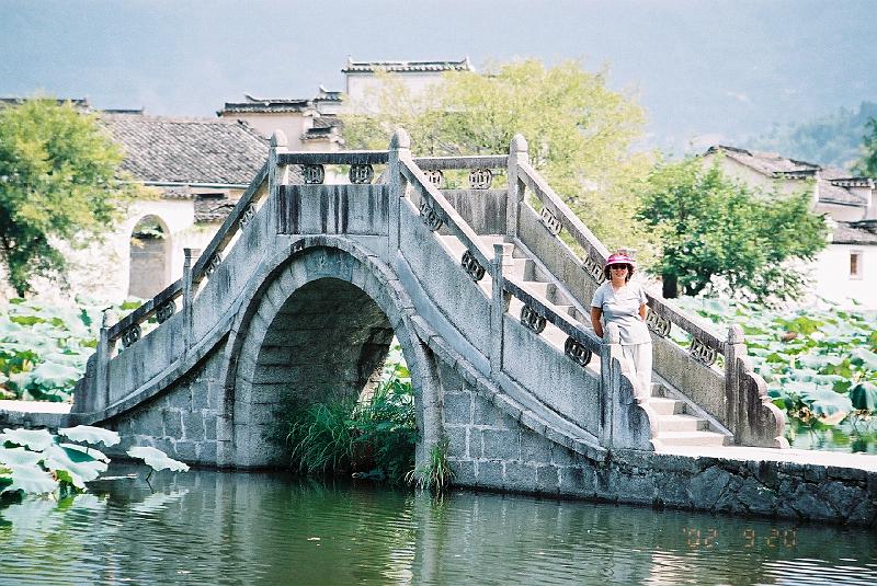 F1070021.JPG.JPG - Sep 14-21, 2002 安徽黃山 (2002年魚類學會青年學者學術研討會) (歙縣, 黟縣, 宏村, 西遞, 棠越牌坊, 屯溪, 翡翠谷)-9