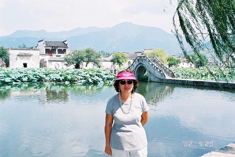 F1070022.JPG.JPG - Sep 14-21, 2002 安徽黃山 (2002年魚類學會青年學者學術研討會) (歙縣, 黟縣, 宏村, 西遞, 棠越牌坊, 屯溪, 翡翠谷)-10
