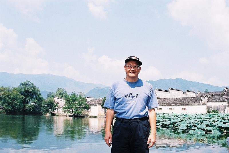 F1070024.JPG.JPG - Sep 14-21, 2002 安徽黃山 (2002年魚類學會青年學者學術研討會) (歙縣, 黟縣, 宏村, 西遞, 棠越牌坊, 屯溪, 翡翠谷)-11