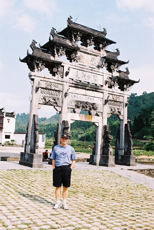 F1070030.JPG.JPG - Sep 14-21, 2002 安徽黃山 (2002年魚類學會青年學者學術研討會) (歙縣, 黟縣, 宏村, 西遞, 棠越牌坊, 屯溪, 翡翠谷)-13