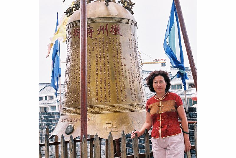 F1080011.JPG.JPG - Sep 14-21, 2002 安徽黃山 (2002年魚類學會青年學者學術研討會) (歙縣, 黟縣, 宏村, 西遞, 棠越牌坊, 屯溪, 翡翠谷))-18