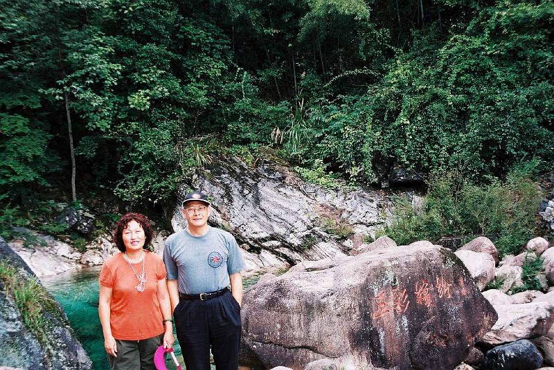 F1100021.JPG.JPG - Sep 14-21, 2002 安徽黃山 (2002年魚類學會青年學者學術研討會) (歙縣, 黟縣, 宏村, 西遞, 棠越牌坊, 屯溪, 翡翠谷)-34