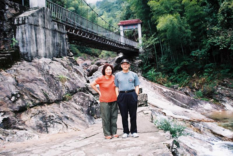 F1100023.JPG.JPG - Sep 14-21, 2002 安徽黃山 (2002年魚類學會青年學者學術研討會) (歙縣, 黟縣, 宏村, 西遞, 棠越牌坊, 屯溪, 翡翠谷)-35