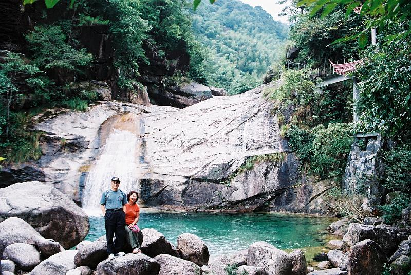 F1100028.JPG.JPG - Sep 14-21, 2002 安徽黃山 (2002年魚類學會青年學者學術研討會) (歙縣, 黟縣, 宏村, 西遞, 棠越牌坊, 屯溪, 翡翠谷)-36