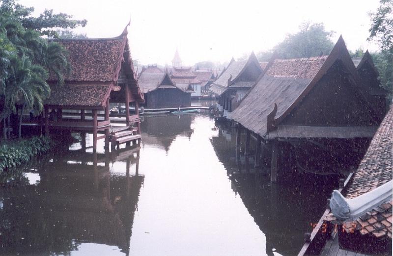 50.jpg - November 15-23, 2003  泰國 曼谷 (DSM-Roche, 9th Aquaculture Conference Asia Pacific)-17