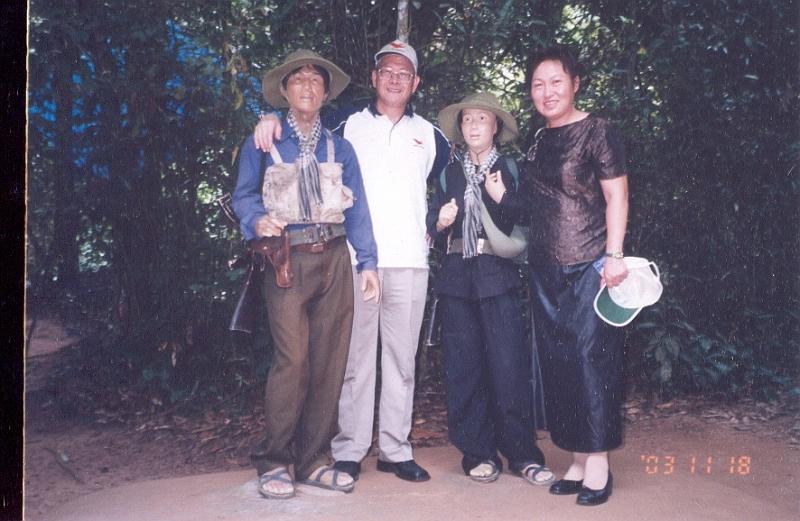 21.jpg - November 15-23, 2003  越南胡志明市 (統一(越南)公司演講訪問)-13