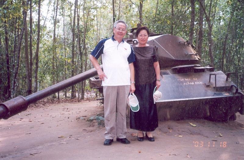 25.jpg - November 15-23, 2003  越南胡志明市 (統一(越南)公司演講訪問)-16