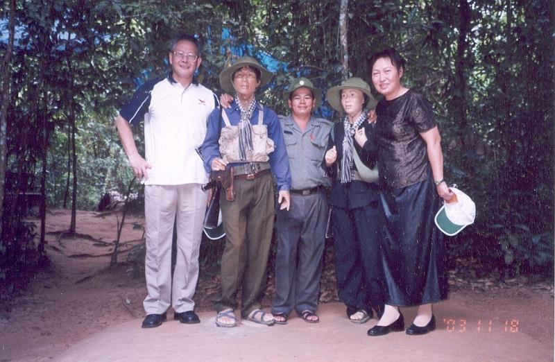 40.jpg - November 15-23, 2003  越南胡志明市 (統一(越南)公司演講訪問)-18