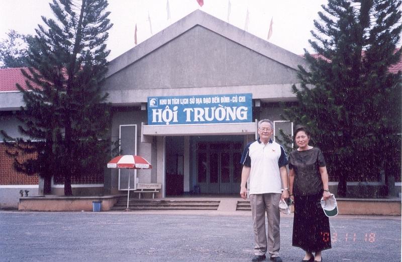 74.jpg - November 15-23, 2003  越南胡志明市 (統一(越南)公司演講訪問)-11