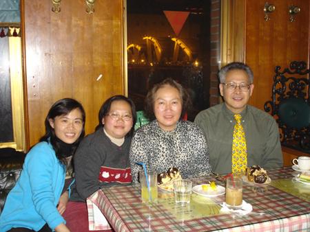 2005 (7).jpg - Jan 10, 2005 老師慶生會(基隆 橡屋餐廳) [Birthday Party for Prof. Shi-Yen Shiau]-3