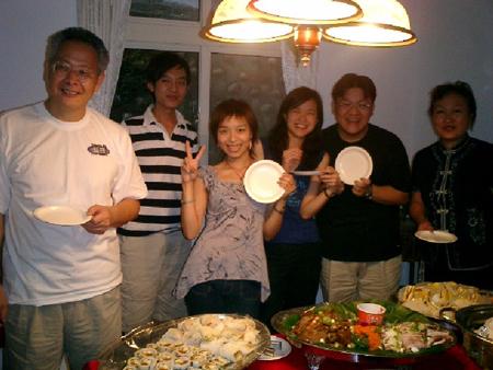 2005 (24).jpg - Jun 28, 2005 迎新送舊(老師家) [Lab newcomer welcome party]-3