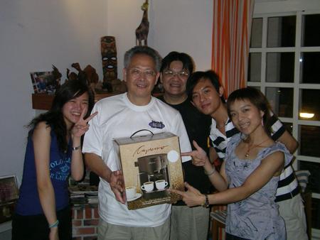 2005 (25).jpg - Jun 28, 2005 迎新送舊(老師家) [Lab newcomer welcome party]-4