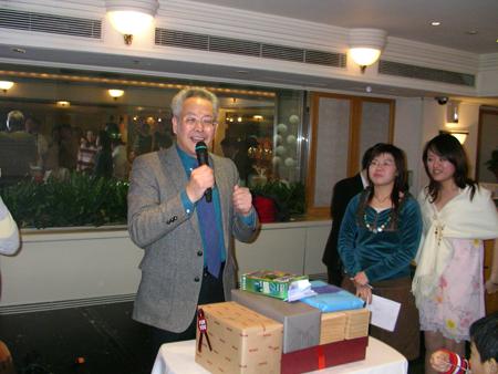 2006 (12).jpg - Jan 7, 2006 老師慶生會(凱薩餐廳) [Birthday Party for Prof. Shi-Yen Shiau]-10