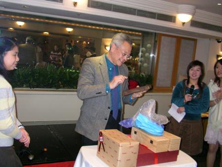 2006 (13).jpg - Jan 7, 2006 老師慶生會(凱薩餐廳) [Birthday Party for Prof. Shi-Yen Shiau]-11