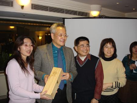 2006 (7).jpg - Jan 7, 2006 老師慶生會(凱薩餐廳) [Birthday Party for Prof. Shi-Yen Shiau]-5