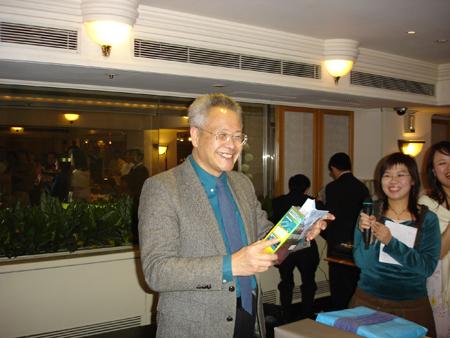 2006 (8).jpg - Jan 7, 2006 老師慶生會(凱薩餐廳) [Birthday Party for Prof. Shi-Yen Shiau]-6